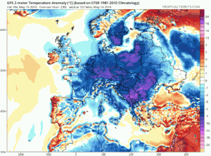 Estimarea abaterilor termice fata de media climatologica pentru dupa-amiaza zilei de luni. In nordul si estul tarii maximele vor fi cu pana la 10-12 grade mai scazute decat ar fi normal, rezultand o vreme deosebit de rece pentru aceasta perioada. Sursa: tropicaltidbits.com, model GFS.